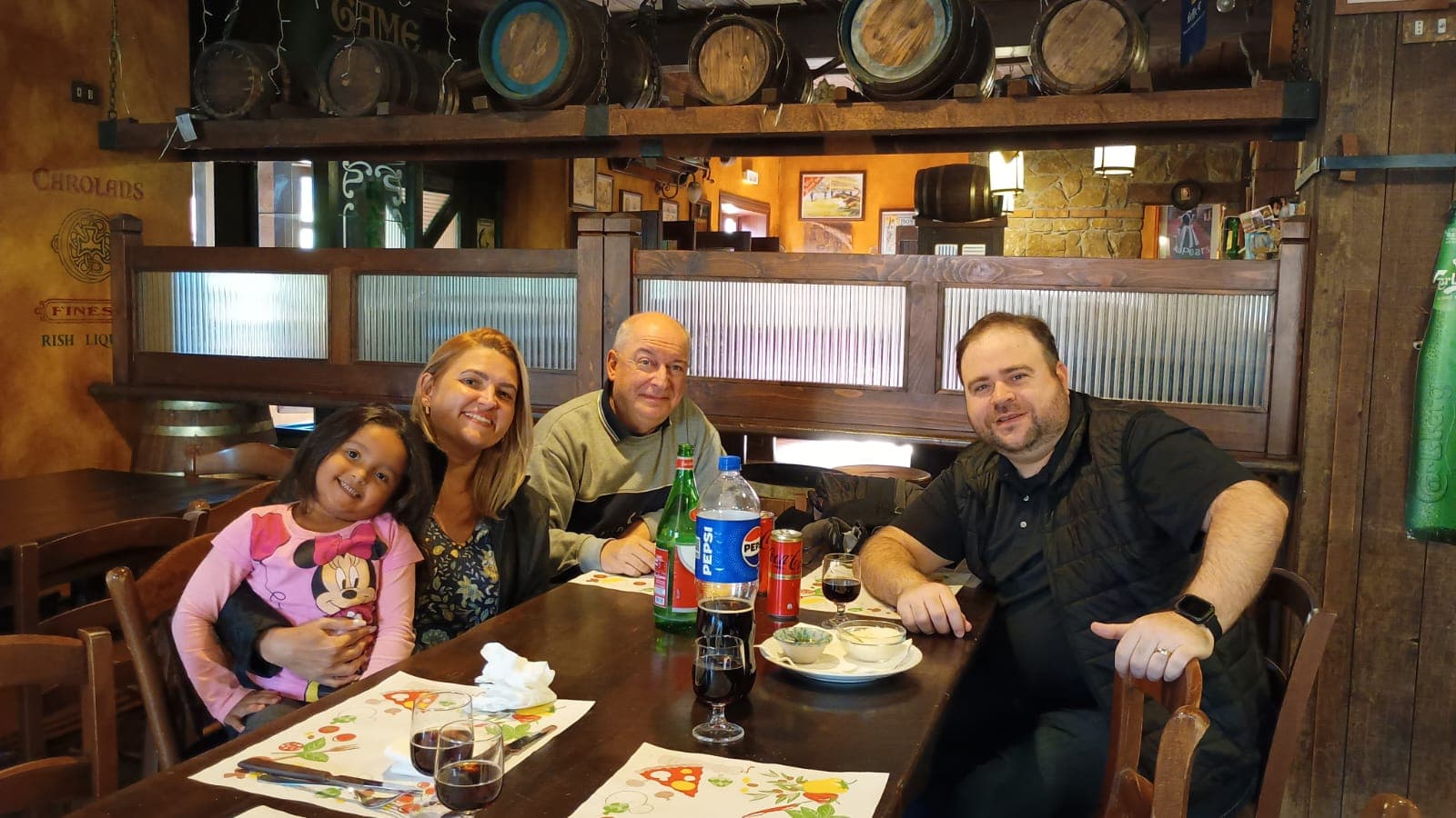 Família real acompanhada pela equipe WiseHub em uma etapa da jornada internacional